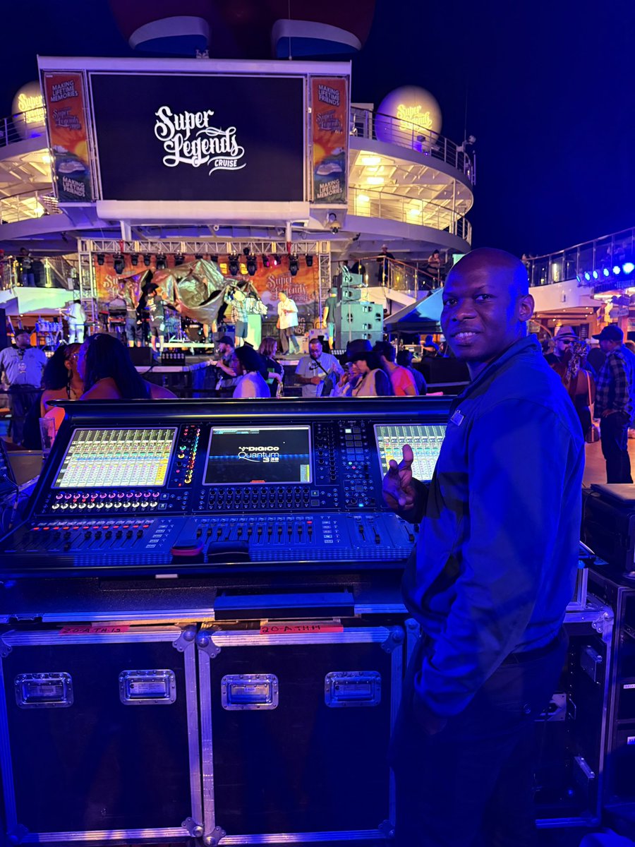 Roybangaba's tweet photo. Pretty sweet DiGiCo Quantum 338 console https://t.co/puMVEESaEv