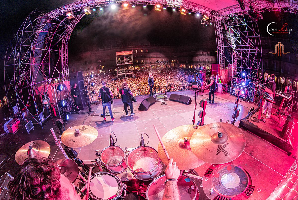 La gira "Todo tiene su fin" nos sigue dejando imágenes como esta. La palabra orgullo se queda corta.
Seguimos... <a href="/MedinaAzahara_/">Medina Azahara Ofic.</a>