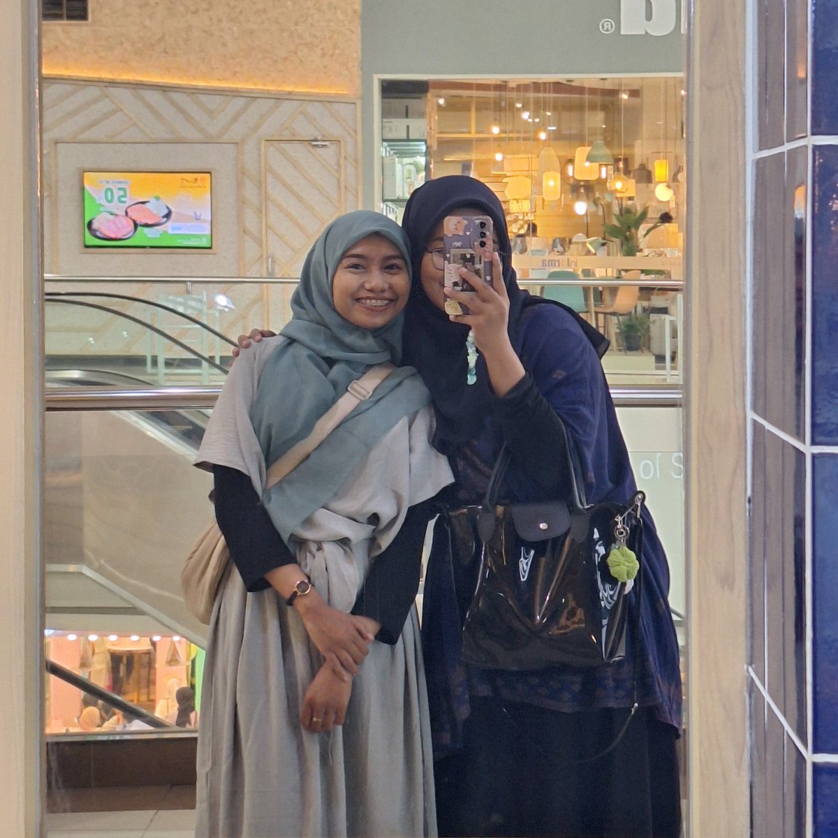 agniarifia's tweet photo. Dear Adik @dindaa996 ♥︎
Selamat bertambah umur yaa! Semoga disehatkan selalu raganya, dibahagiakan jiwanya &amp; dimudahkan selalu dlm segala urusan. Semoga kamu bisa menjadi best version of yourself di umur yg makin bertambah ini ya, Din. Terima kasih sdh hadir di hidupku. ILY 🤍 https://t.co/UBRrkYA8aZ