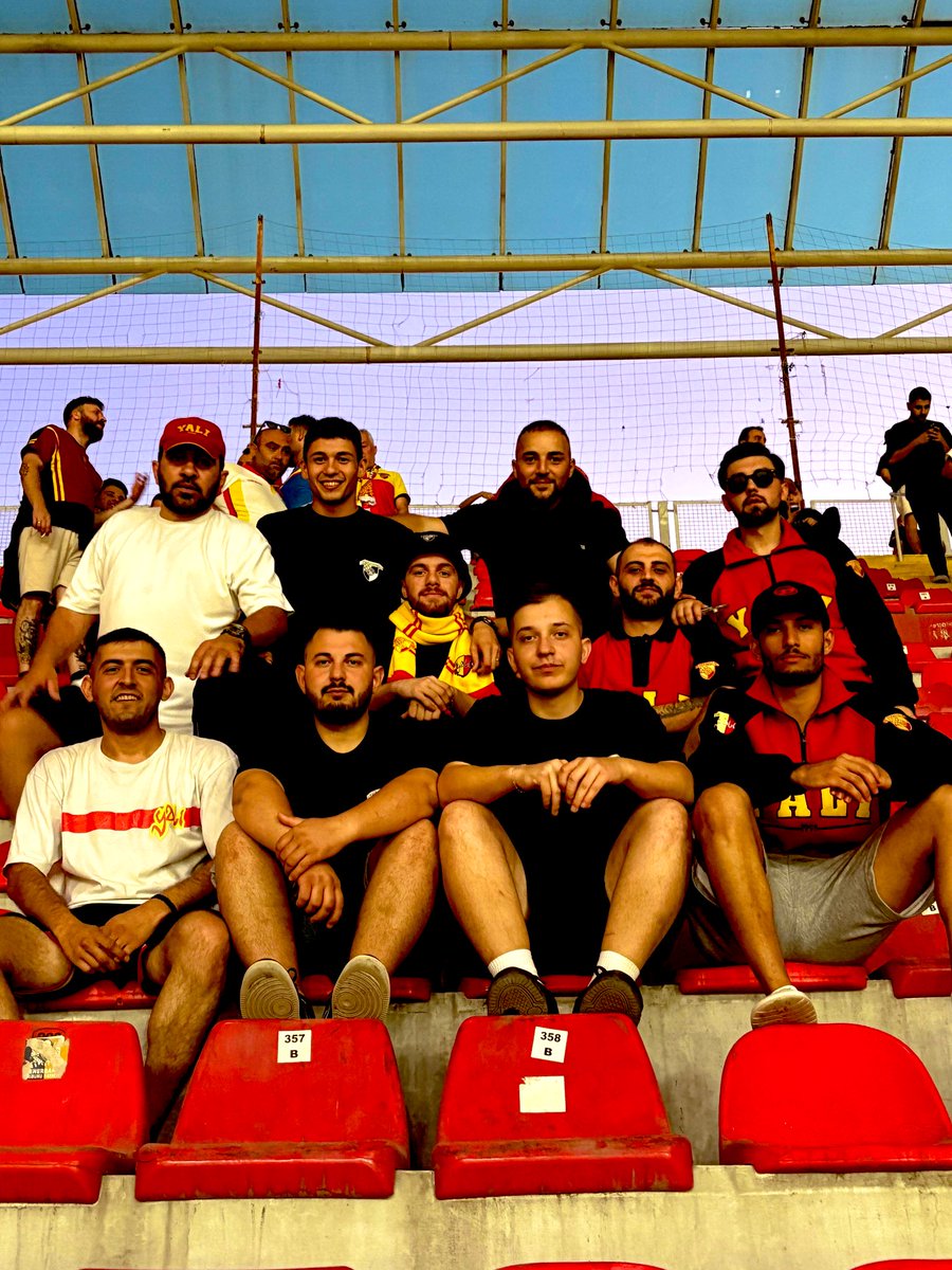 Bak peşindeyiz ölüme gitsende