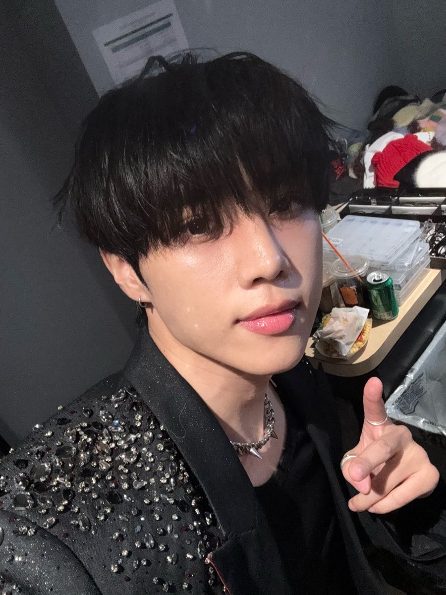 선우님 흑발짧머햇다고3살어려지셧다...