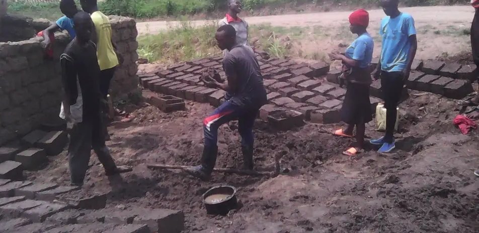 NYC RUHANGO District (@ruhangonyc) on Twitter photo Urubyiruko rwo mu Murenge wa Bweramana rwakoze umuganda wihariye rukora ibikorwa bikurikira:
✓ Kubakira utishoboye 
✓ kubumba amatafari 400
✓ Kubaka uturima twi'igikoni tune Urubyiruko rwo mu Murenge wa Bweramana rwakoze umuganda wihariye rukora ibikorwa bikurikira:
✓ Kubakira utishoboye 
✓ kubumba amatafari 400
✓ Kubaka uturima twi'igikoni tune