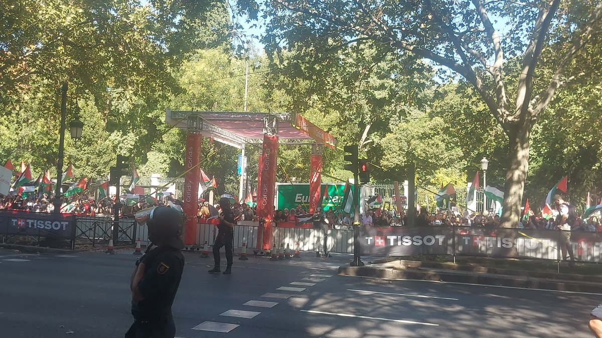 Hoy, #madrid manifestación en contra del #Genocidio 
"Malditas las guerras y los canallas que los hacen"
Cuánto nos dejaste querido profesor. 
#VueltaRTVE14s