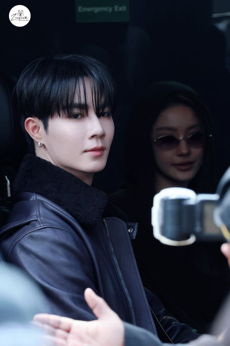 ZBabies55's tweet image. The way this man lights up any place he’s in? Like? What magic do you have Zee Pruk? 

ZEEPRUK AT NYFW AW25 
#COSAW2025xZEE #ZeePruk #COSAW25