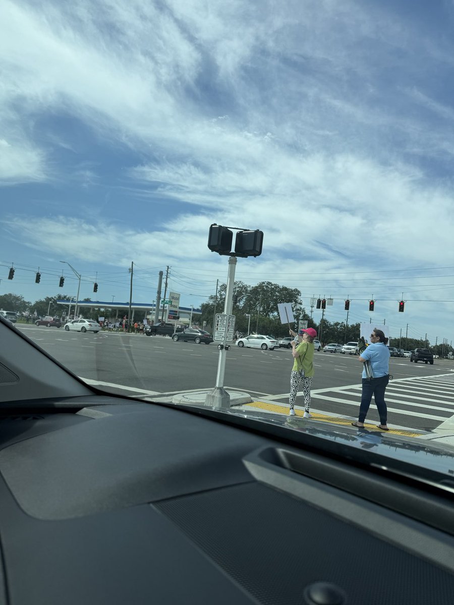 Floridagal1956's tweet photo. Love for Charlie Kirk here in New Port Richey,Florida 🙏❤️🇺🇸 https://t.co/4DIyEyIHyg