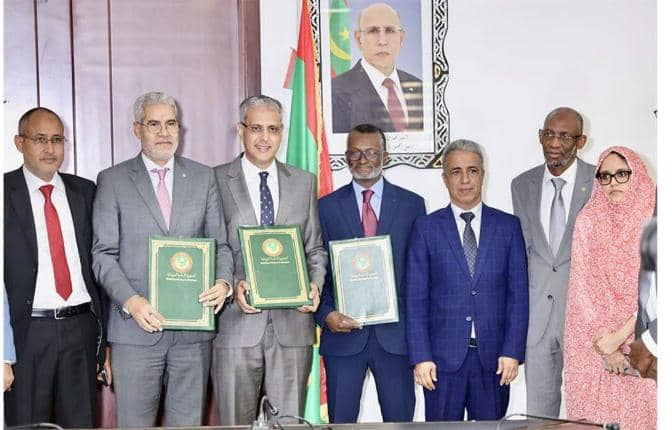 الحكومة توقع عقد شراكة مع القطاع الخاص لإنشاء محطة هجينة للطاقة الشمسية والهوائية خطوة استراتيجية تعزز التحول نحو الطاقات المتجددة وتدعم أمن الطاقة والتنمية المستدامة.