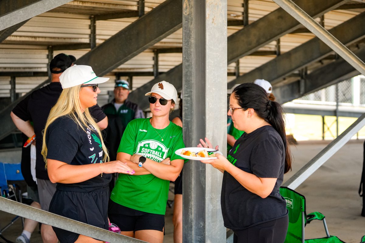 Thank you to everyone who made today's pre-game tailgate a success!! We love the support from our family, friends and alumni 💚

#GMG 🟢🦅