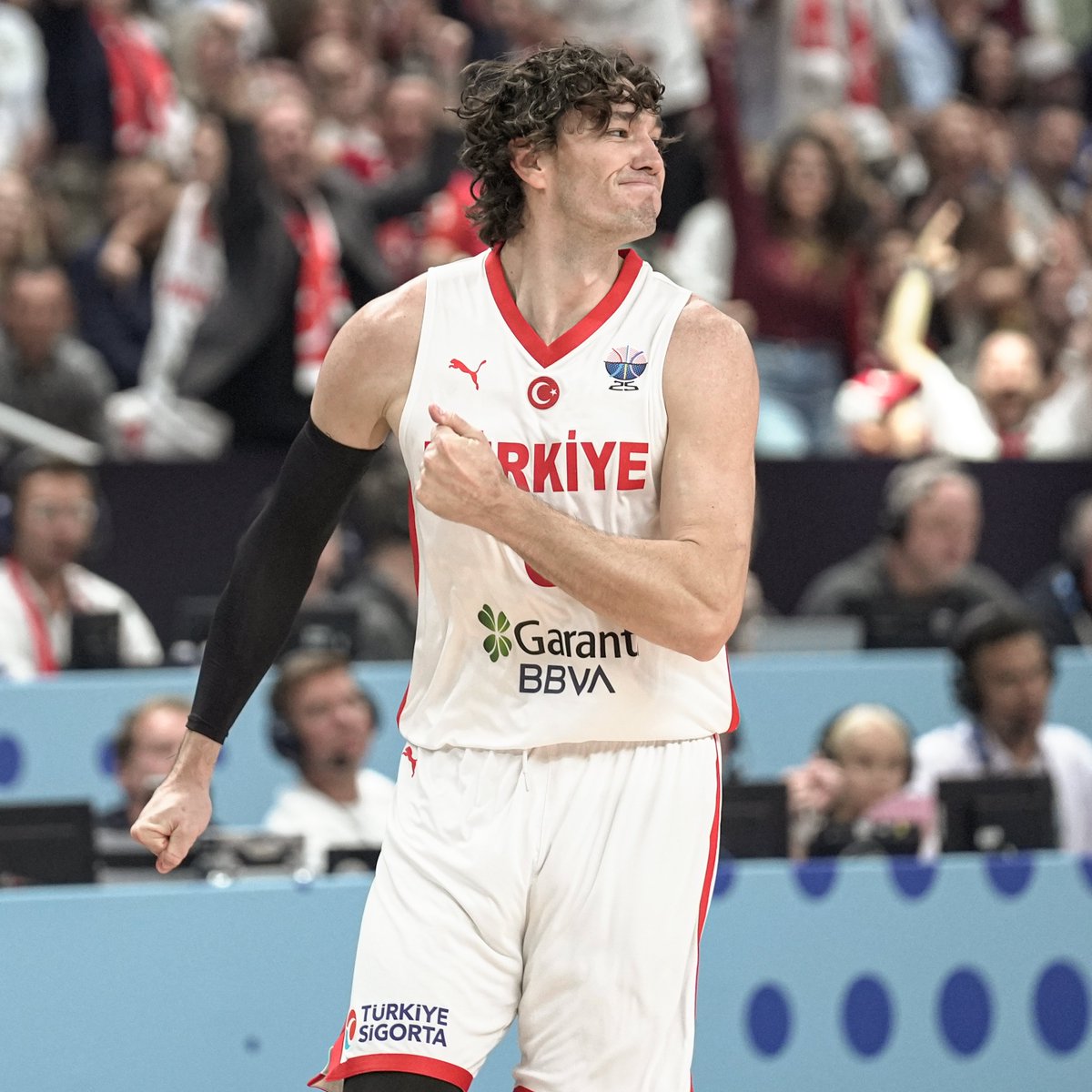EUROBASKET 2025'İN EN ÇOK ÜÇLÜK ATAN OYUNCUSU: KAPTAN CEDİ OSMAN 🇹🇷