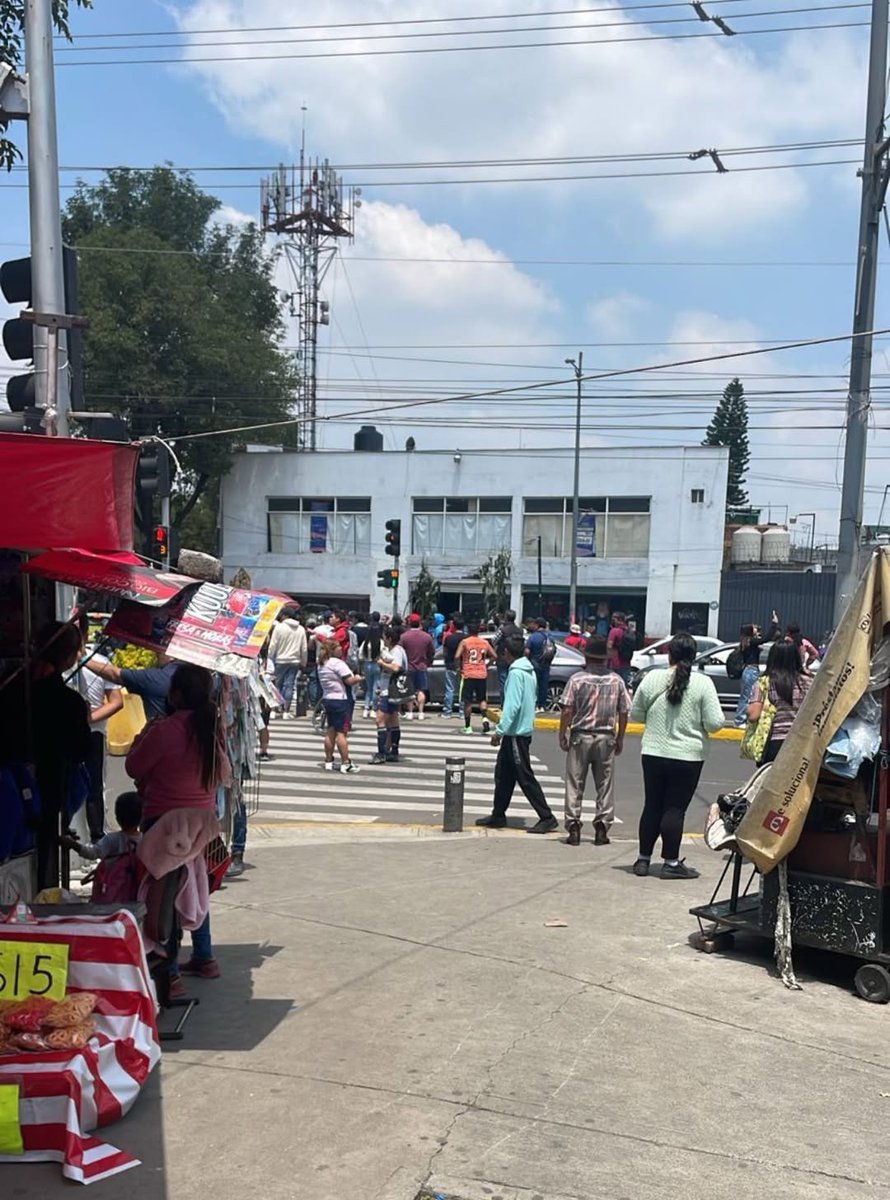 DanielRosasH's tweet photo. En @XochimilcoAl se realizaba una consulta ciudadana para determinar si la comunidad quiere una Utopía. Hace meses los habitantes la han repudiado y en su lugar piden mantenimiento al Deportivo. Muchas personas no han podido votar y ya se bloquea la vialidad. 

#Xochimilco https://t.co/xKuip9H0Wg