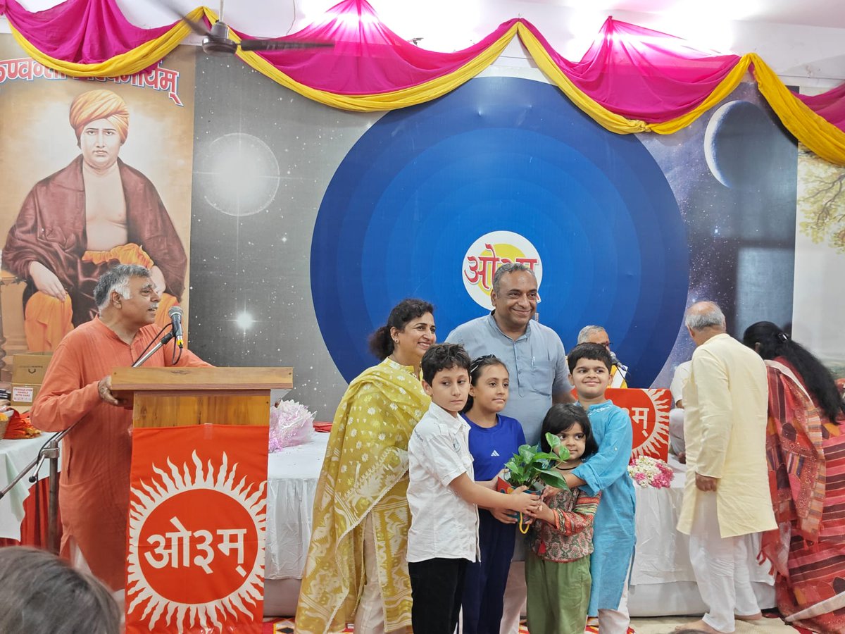 DrAmitnagpal1's tweet image. आर्य समाज वेद मंदिर, पीतमपुरा के वार्षिक उत्सव में आज हमारी दिल्ली की माननीय मुख्यमंत्री श्रीमती रेखा गुप्ता जी #rekhaguptacm  #RekhaGupta    ने शिरकत की।
        पीतमपुरा–शालीमार बाग क्षेत्र में लगभग 15-16 साल बाद सड़कों और सीवर का निर्माण कार्य करवाने के साथ-साथ माननीय…