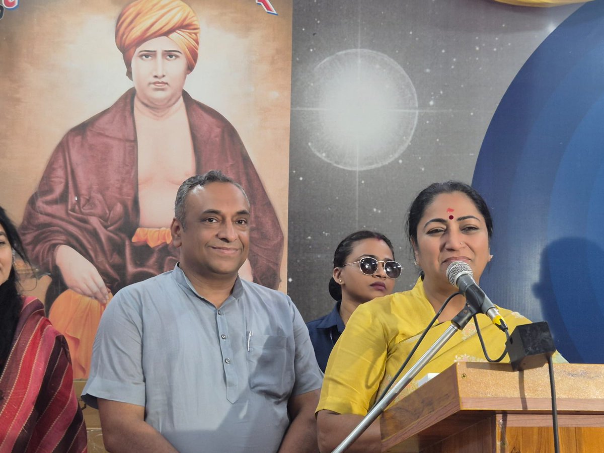 DrAmitnagpal1's tweet image. आर्य समाज वेद मंदिर, पीतमपुरा के वार्षिक उत्सव में आज हमारी दिल्ली की माननीय मुख्यमंत्री श्रीमती रेखा गुप्ता जी #rekhaguptacm  #RekhaGupta    ने शिरकत की।
        पीतमपुरा–शालीमार बाग क्षेत्र में लगभग 15-16 साल बाद सड़कों और सीवर का निर्माण कार्य करवाने के साथ-साथ माननीय…