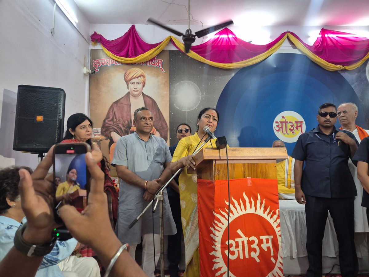 DrAmitnagpal1's tweet image. आर्य समाज वेद मंदिर, पीतमपुरा के वार्षिक उत्सव में आज हमारी दिल्ली की माननीय मुख्यमंत्री श्रीमती रेखा गुप्ता जी #rekhaguptacm  #RekhaGupta    ने शिरकत की।
        पीतमपुरा–शालीमार बाग क्षेत्र में लगभग 15-16 साल बाद सड़कों और सीवर का निर्माण कार्य करवाने के साथ-साथ माननीय…