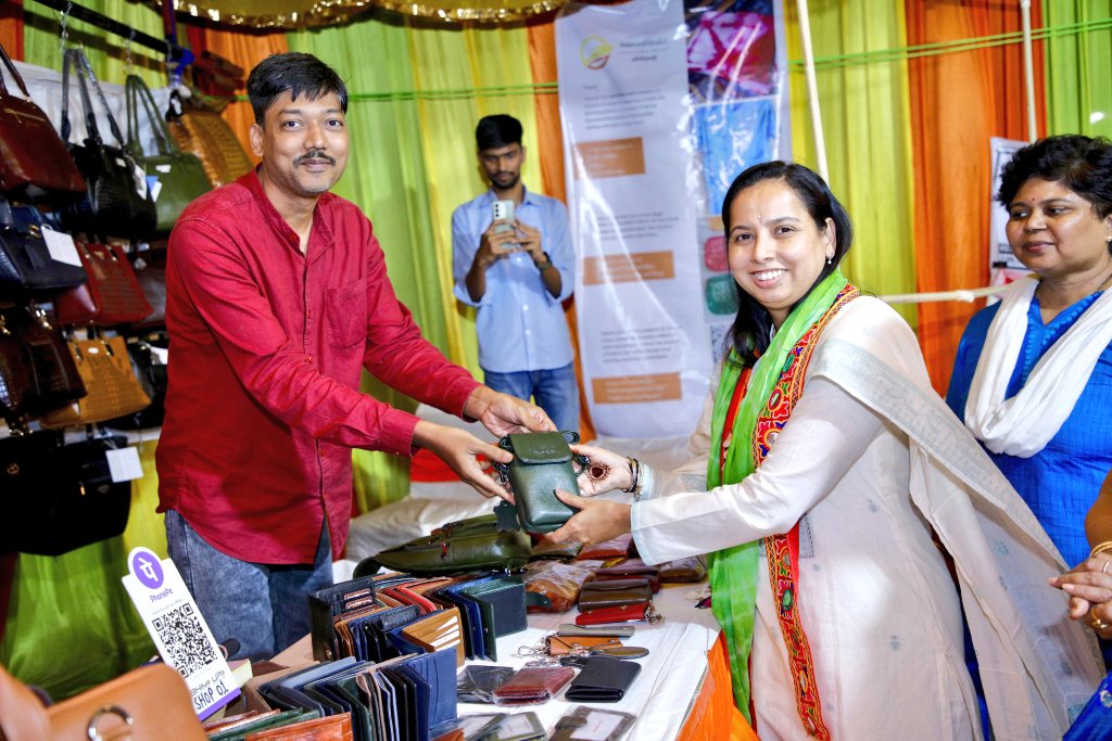 verazindia's tweet photo. It's My Pleasure To Meet Honour Mrs. Aditi Tatkare 

A big thank you to the Indian Government for promoting genuine artisans like us

#verazindia 
#leathercraft 
#khadileather 
#khadiindia 
#kvic 
#khadi 
#verazkhadi 
#khadifornation 
#MSME 
#khadibhandar 
#onestationoneproduct https://t.co/SIuWNJgByv