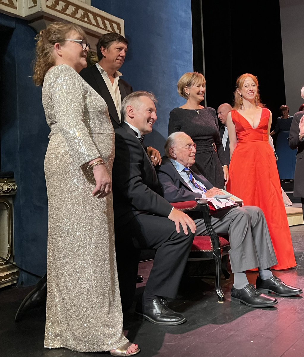 Beaucoup d’émotion ce soir au théâtre Saint-Louis pour le concert hommage à Robert Massard, immense baryton français d’après-guerre, à l’occasion de ses 100 ans.
Remise par François <a href="/bayrou/">François Bayrou</a> de la Grande Médaille d’Or de la <a href="/Ville_Pau/">Pau, Capitale Humaine</a>. 
#Lyrique 🎶