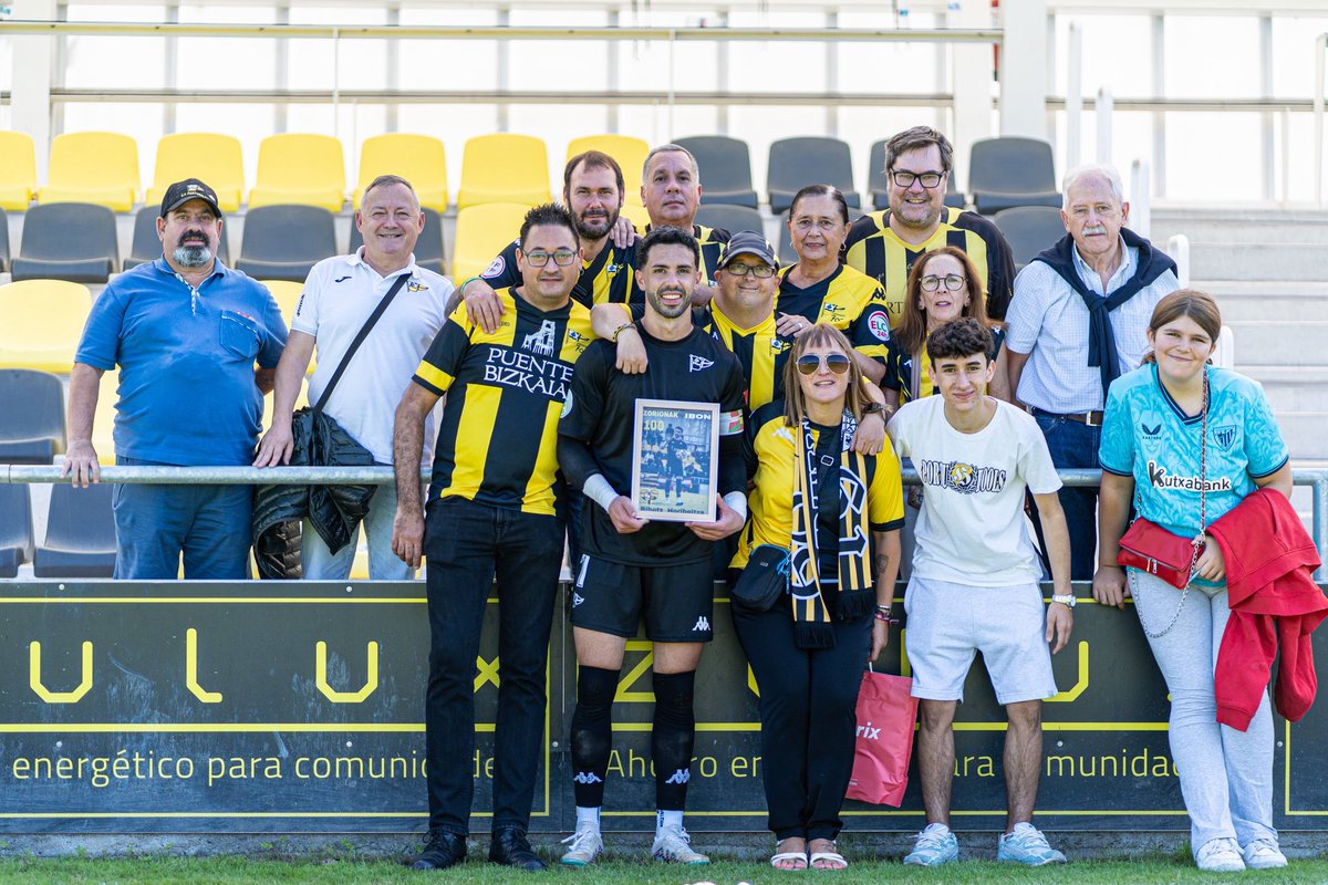 clubportugalete's tweet photo. 🖼️ La peña @bihotzhoribeltz le ha hecho entrega a @ibongonzalez5 de este obsequio como homenaje de sus 100 partidos oficiales como jarrillero, alcanzados en el Play-Off de la temporada pasada.

Handia, Ibon! 🙌

#aupaPORTU 💛🖤 https://t.co/cA0O9JWBKm