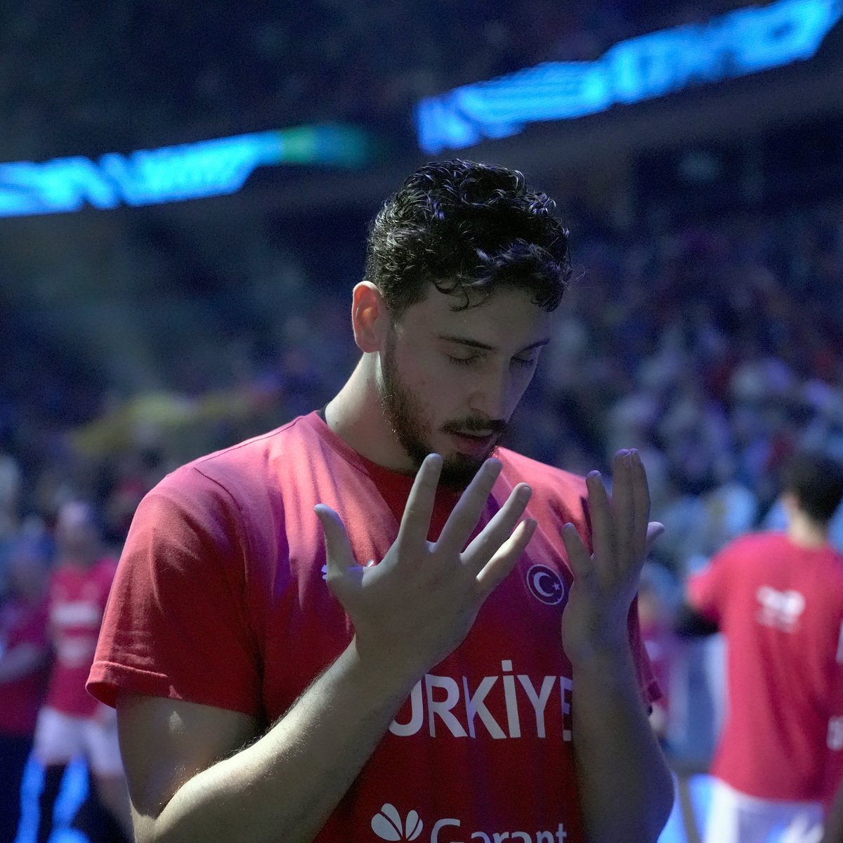 sabah's tweet image. Milli basketbolcu Alperen Şengün final maçına dua ederek çıktı. #12DevAdam