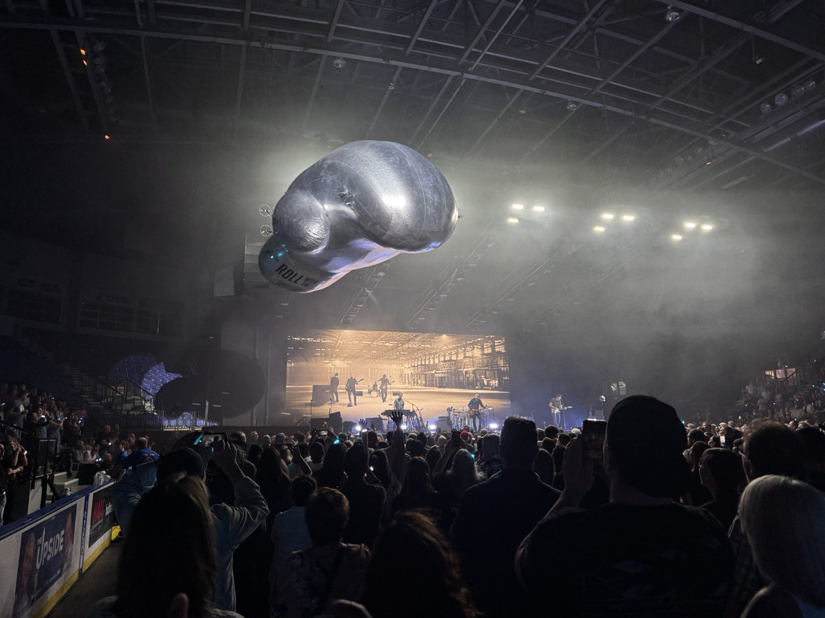 beemerichie's tweet photo. Saw @bryanadams in #VictoriaBC last night #rollwiththepunches and it was phenomenal if you have never seen him live then I can honestly say it’s a life changing experience #bryanadams #rocknroll #canadian https://t.co/5BTCghPVD0