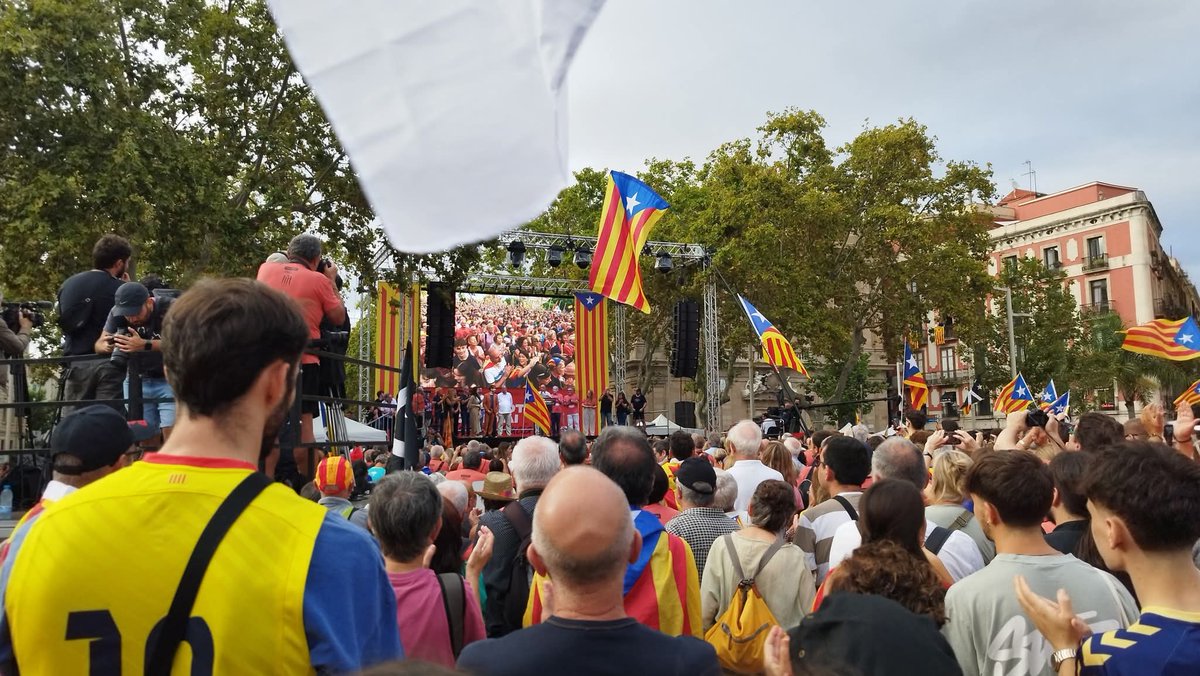 Douar Ha Frankiz a participé au défilé des délégations internationales de la Diada. Nous avons aussi été accueilli.e.s le lendemain dans les bureaux de l'assemblea et avons pu échanger avec les diverses délégations et renforcer les liens avec plusieurs d'entre elles.