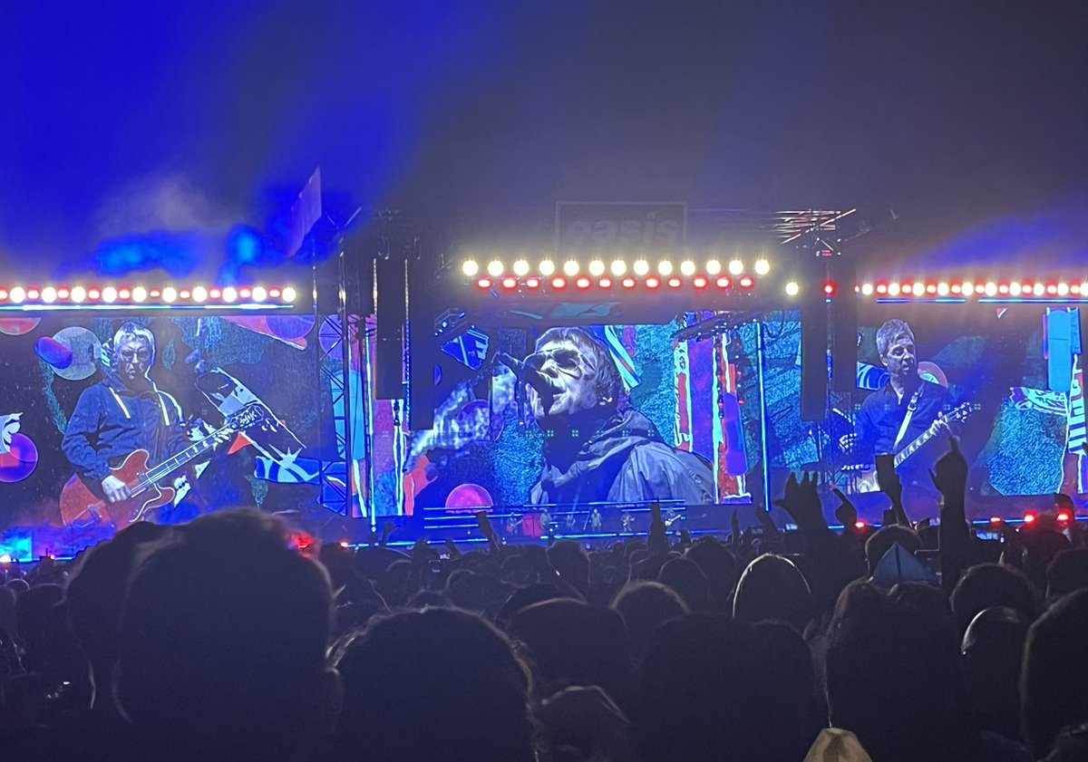 valeriaspg's tweet photo. La magia que me hizo olvidar todo. Un sueño cumplido, una emoción colectiva. Mi highlight del 2025. 🖤 https://t.co/7XKCWZwEqx