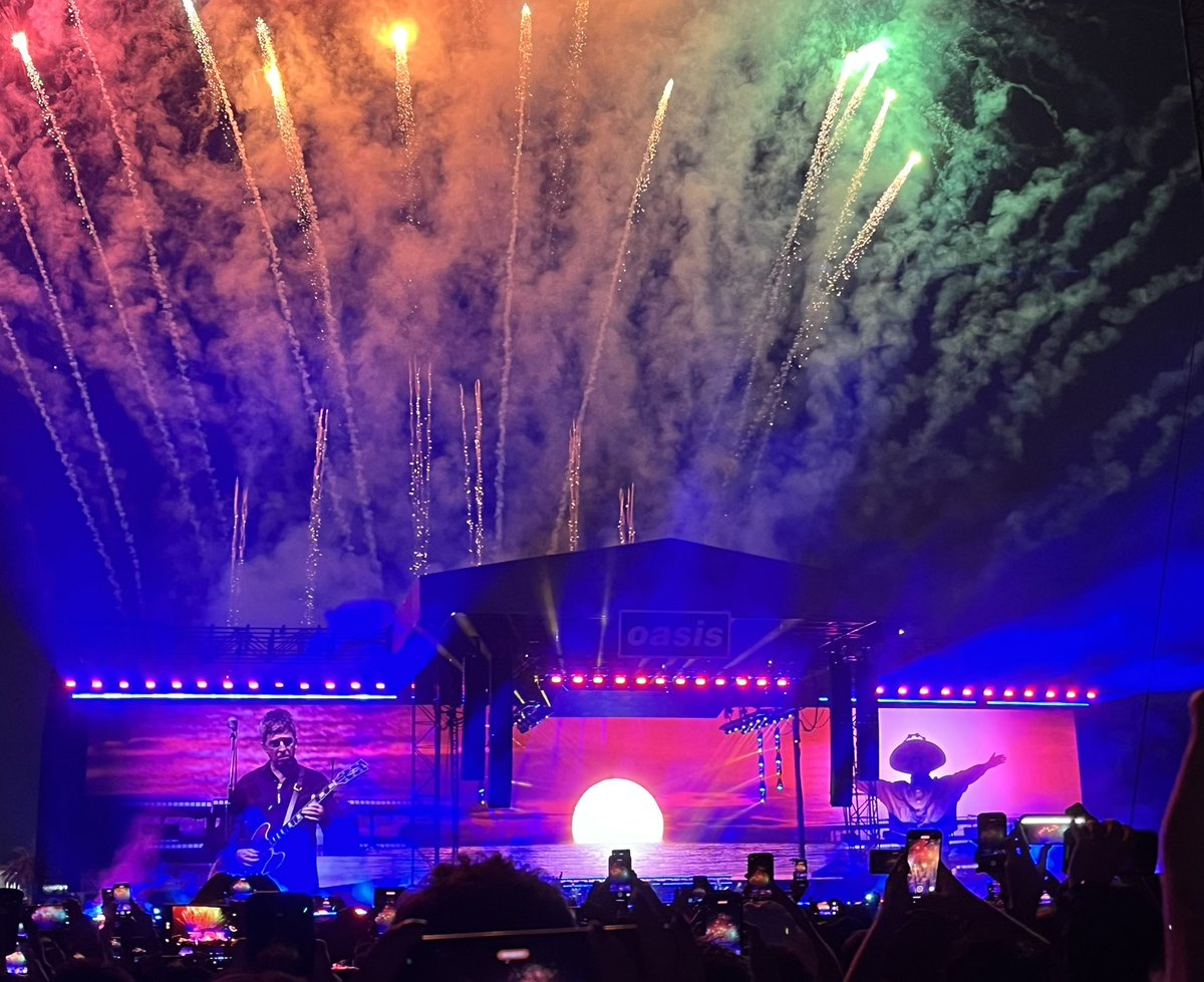 valeriaspg's tweet photo. La magia que me hizo olvidar todo. Un sueño cumplido, una emoción colectiva. Mi highlight del 2025. 🖤 https://t.co/7XKCWZwEqx