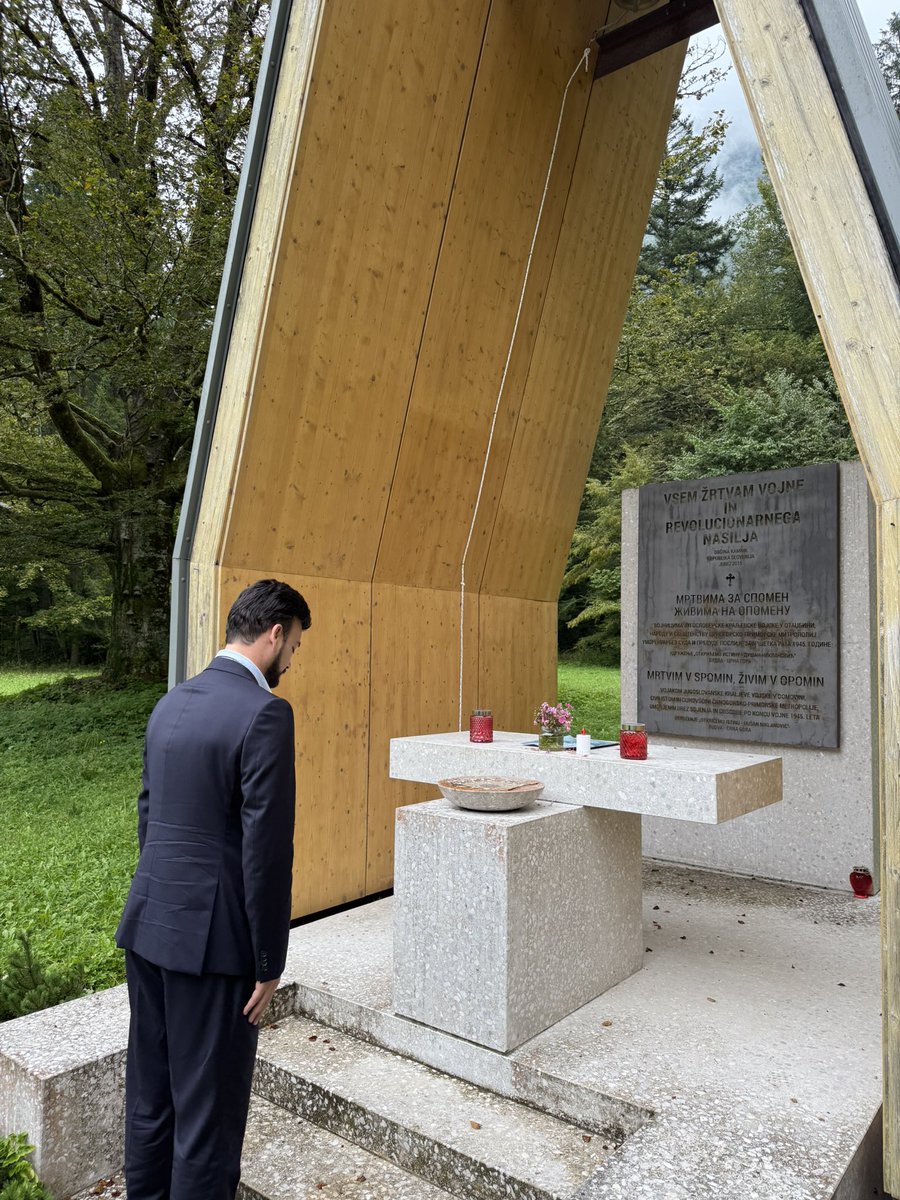 mayorbudva's tweet image. Pokazali smo da kod nas nema obmana jer pijetet prema žrtvama uvijek stoji iznad politike. Kvazi portali mogu da pišu šta hoće, mi držimo riječ. 

P.S. Ove fotografije je napravio kolega Odžić, a ako iz “portala” Borba budu dobri u narednim danima, možda objavimo zajedničke sa…