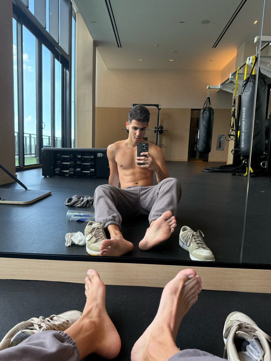 Angelgabrieel28's tweet photo. Fresh out of the workout… sweaty feet just for you 🦶💦https://t.co/yXPXEf9bc5 https://t.co/DfdTjB0I9B