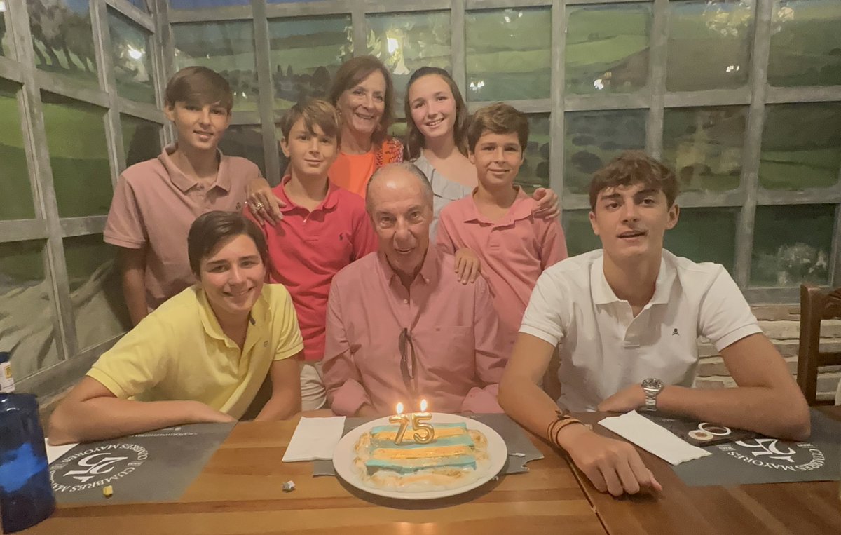 75 años del Ilustre Cumbreño, del Hijo Adoptivo de Cádiz, del currante, del cadista, del justo, del buen amigo, del buena persona, del divertido que contagia felicidad, del que no cambia… Muchas felicidades, papá!!!