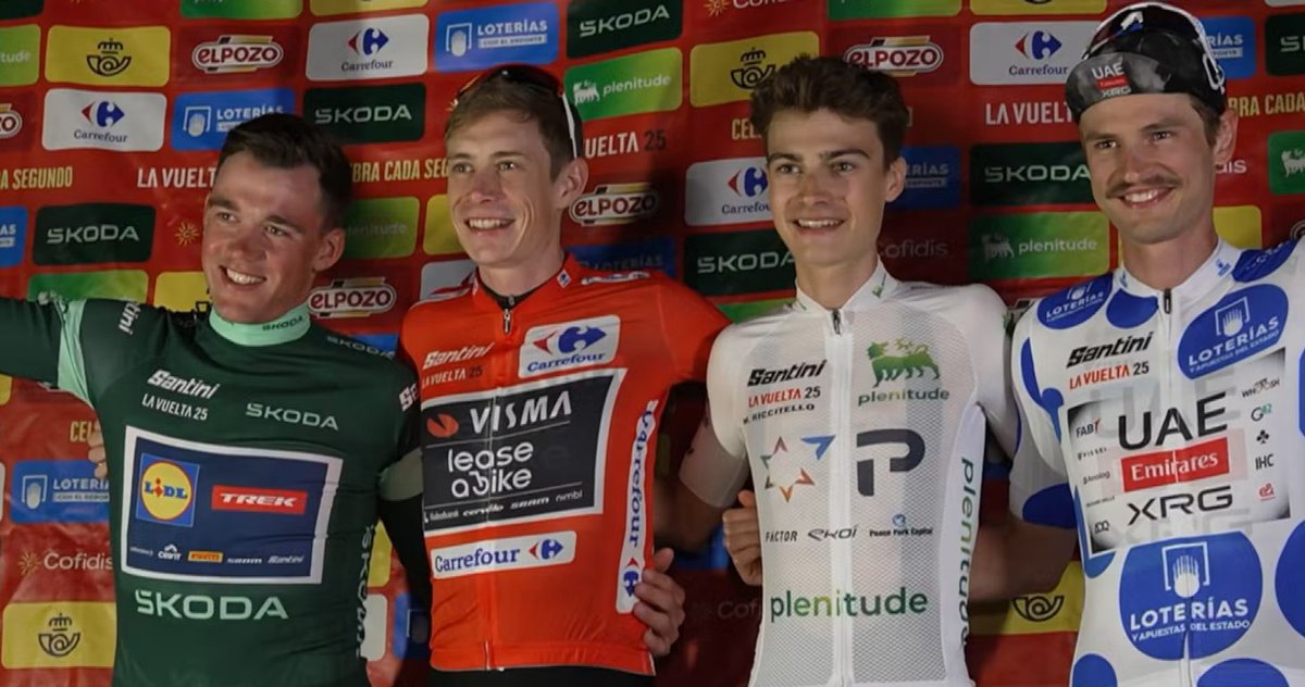 The 4 jerseys on the vuelta "podium" ❤️ (from TV2)

sport.tv2.dk/live/cykling/2…