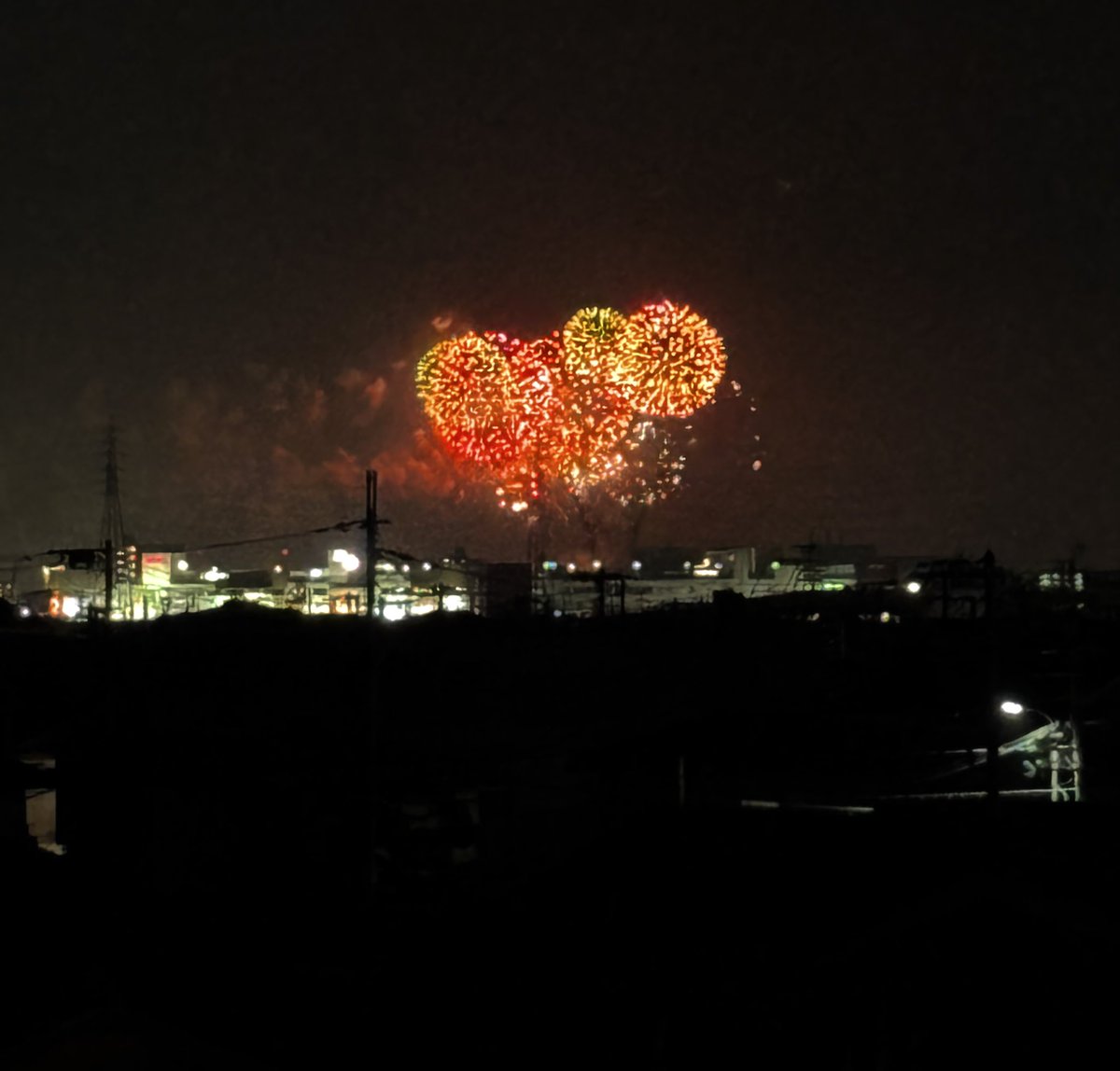 おはようございます☀
今週もよろしくお願いします☘️

昨日は花火大会も無事に開催され、実家のベランダからもちゃんと見えました🎆（ちょっと遠かったので、画質はちょっと微妙ですが😂）

息子もテンションが上がってて、わっしょいわっしょいって言いながら拍手をしてたww（祭りか〜🤣）