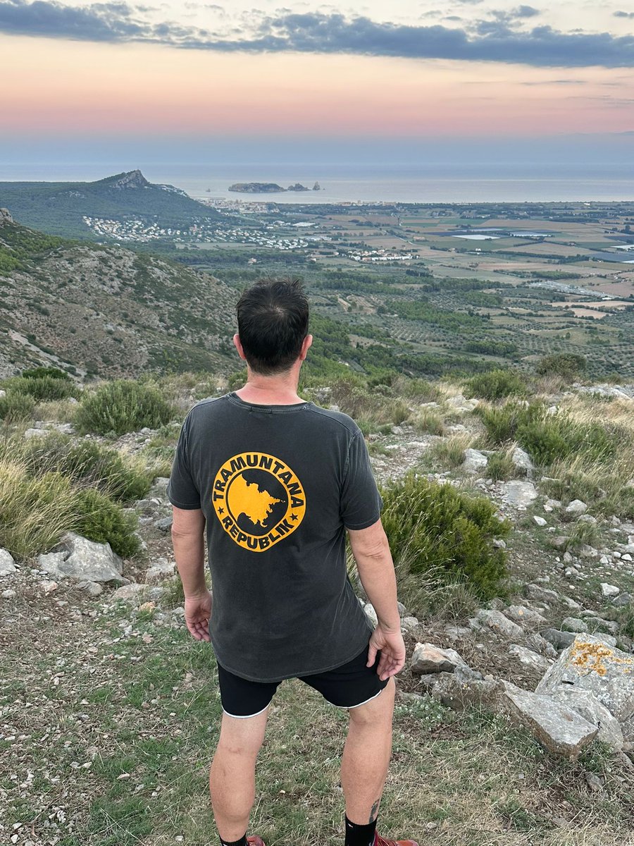 Tanquem el diumenge amb una pujadeta més...
Des d'aquí dalt, tot es veu millor .
Bona nit 😘
Montgrí ♥️