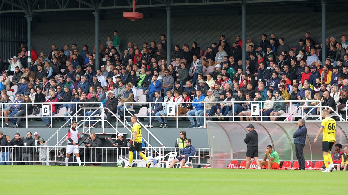 fkvz1903's tweet photo. Každá vstupenka, kterou jsme mohli dát do prodeje pro domácí fanoušky, našla svého majitele. DĚKUJEME vám za podporu a parádní atmosféru, Viktoriáni! 🎩
#spolecne #fans https://t.co/uhiTABUdIT