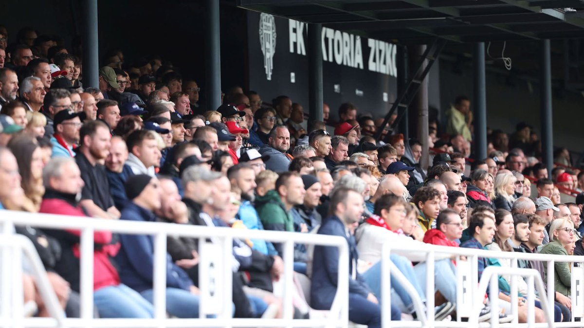 fkvz1903's tweet photo. Každá vstupenka, kterou jsme mohli dát do prodeje pro domácí fanoušky, našla svého majitele. DĚKUJEME vám za podporu a parádní atmosféru, Viktoriáni! 🎩
#spolecne #fans https://t.co/uhiTABUdIT