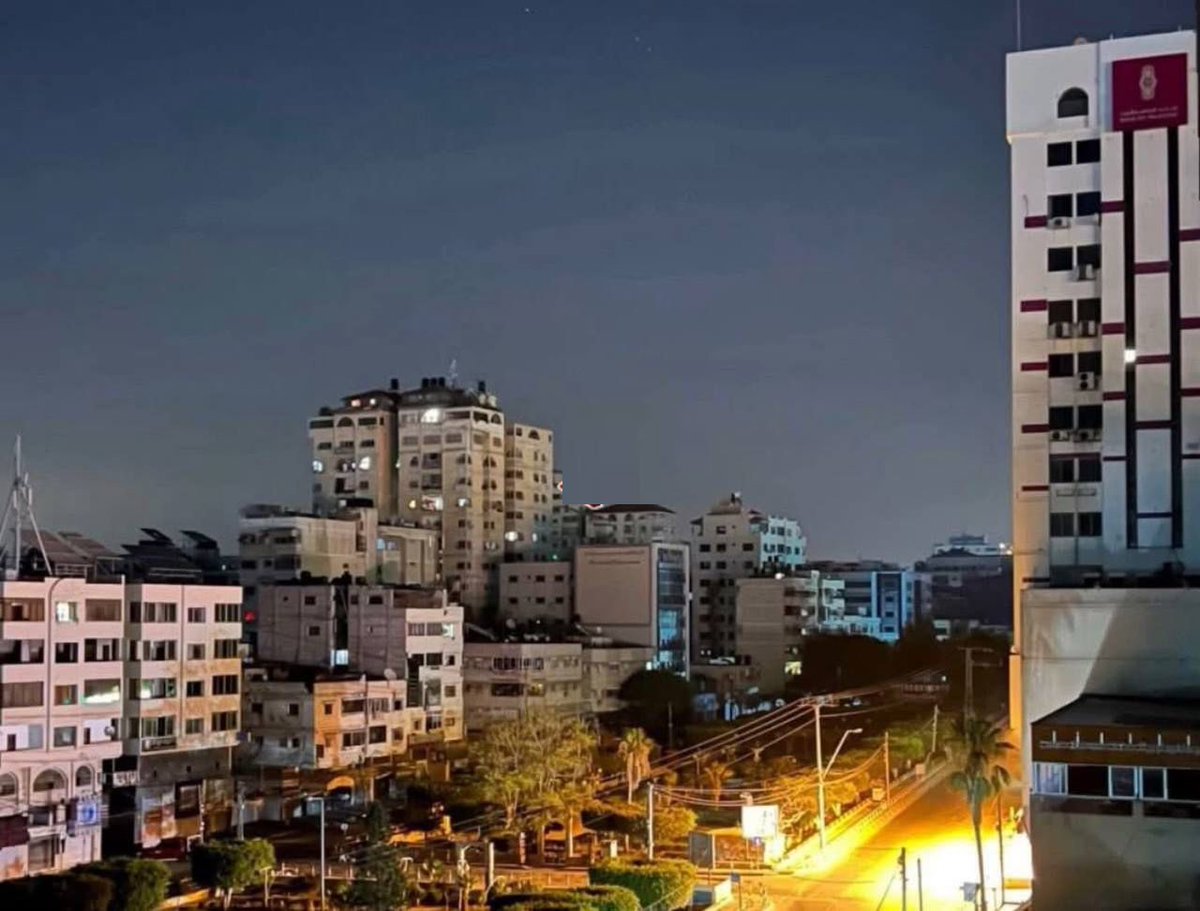 حصيلة الاستهدافات والغارات على مباني وأبراج ومنازل في غرب غزة، حتى الساعة 10:00 مساء اليوم الأحد:
- استهداف مبنى سكني قرب منتزه برشلونة - تل الهوى(7 شهداء)
- استهداف الطابق السادس من عمارة الفلاح قرب الإذاعة والتلفزيون - تل الهوى
- استهداف وتدمير برج الكوثر بالكامل في حي الرمال