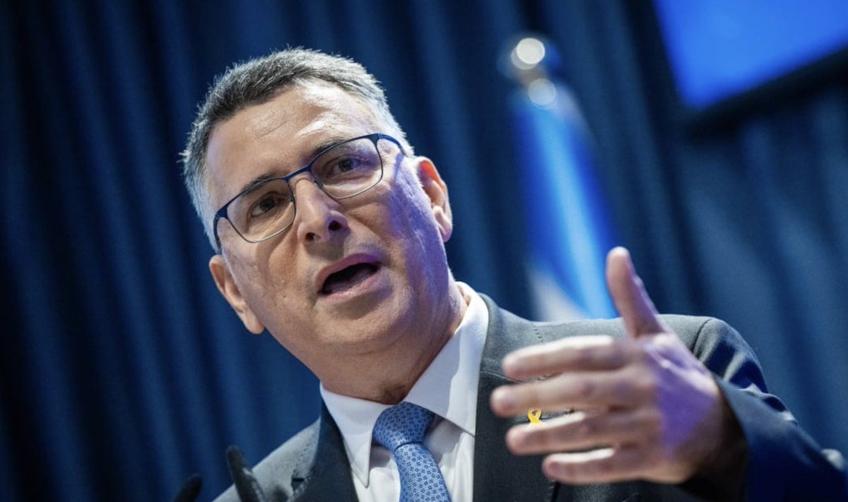 i24NEWS_FR's tweet image. 🔴 "Il y a quelques jours, le Premier ministre espagnol a exprimé des regrets de ne pas disposer d’une bombe atomique « pour arrêter Israël ». Aujourd’hui, il a encouragé les manifestants à descendre dans la rue.
La foule pro-palestinienne a entendu ces appels à l’incitation — et