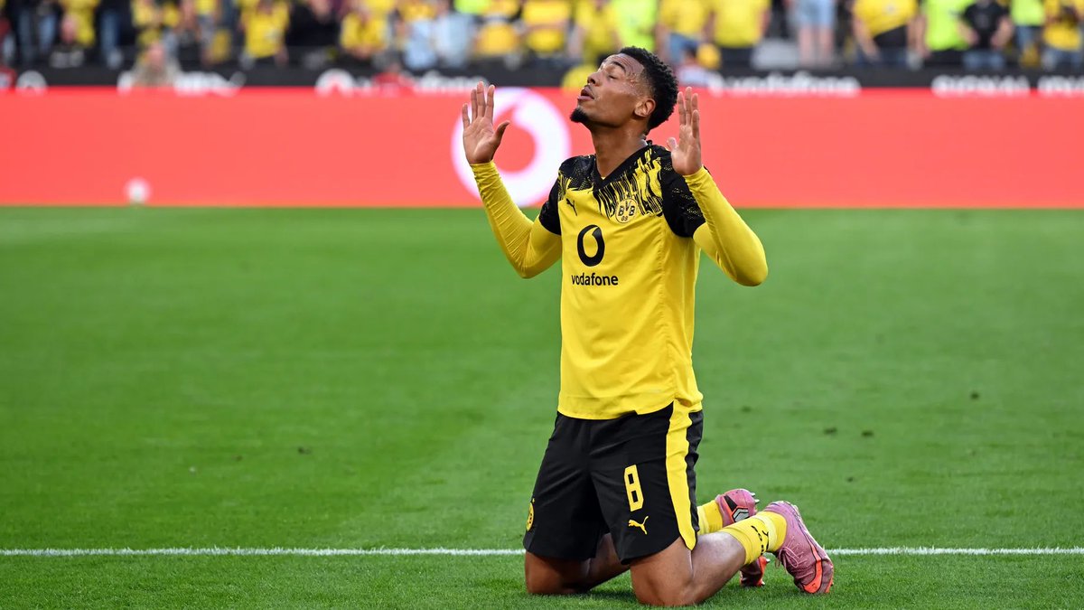 TradutordoBR's tweet photo. O time de futebol alemão Borussia Dortmund está iniciando um "processo interno" contra seu jogador, o cristão Felix Nmecha, por ter expressado solidariedade à família de Charlie Kirk em suas redes sociais e escrito que celebrar o assassinato de alguém é "verdadeiramente perverso". 👇

Seus dois stories dizem:

"Que o Senhor esteja com a família Kirk com graça especial neste momento. Jesus é o verdadeiro caminho para a paz e o amor."

"Jesus é o caminho, a verdade e a vida. Celebrar o assassinato de um pai, um marido e um homem que defendeu pacificamente suas convicções e valores é verdadeiramente perverso e mostra o quanto precisamos de Cristo. Que Deus tenha misericórdia e abra nossos olhos e corações, em nome de Jesus."

Os responsáveis ​​do Borussia Dortmund, incluindo o CEO Aki Watzke, devem representar a Federação Alemã de Futebol (DFB) na Copa do Mundo da FIFA de 2026, nos EUA.

Conservadores alemães estão pedindo que Donald Trump não os deixe entrar no país, se continuarem a perseguir Felix Nmecha por escrever condolências à família de um colega cristão que foi assassinado por suas crenças políticas e cristãs.