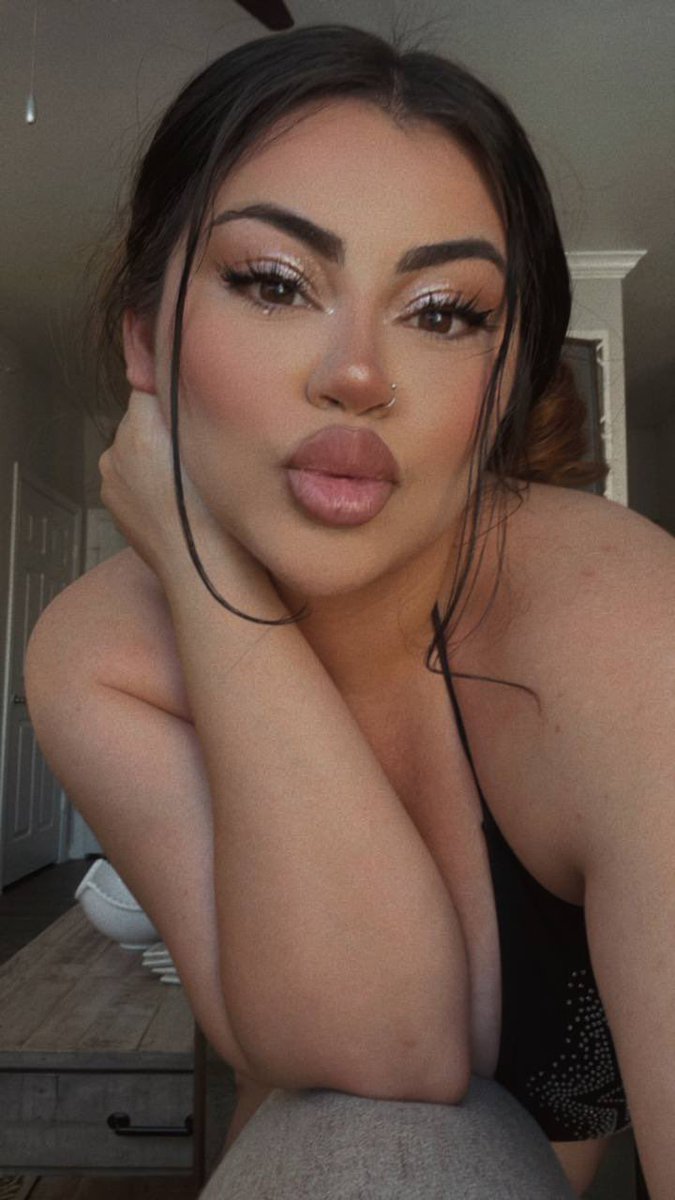 angelina tweet media