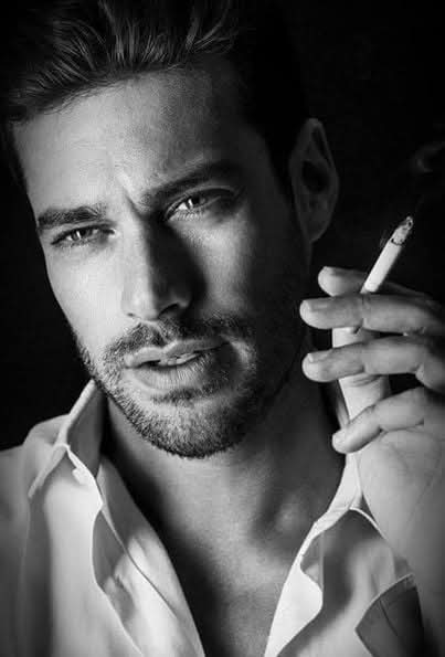 دع الأيام ترحل
حيث شاءت
فإنك لا محالة خاسر
فكل ماحولك
كذبة نيسان
وبعض من سراب
فلم الالتفات للخراب
ولم كل هذه القلاع
وهذاالحزن في العيون
تسافر بين السطور
تبحث عن ليلاك
فلا ليلى اليوم هاهنا
ارحل أيها المزروع
على مشارف الأمنيات
فإنك كثير من غياب
#farse
#قيثارة_النيل
#مملكة_القيصر