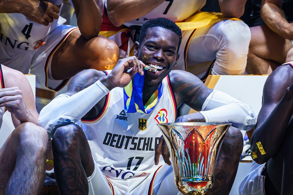 SCHRODER MI PADRE. SONRÍE LA NARANJA. FESTEJA EL NIDO DE PIOLAS #EuroBasket