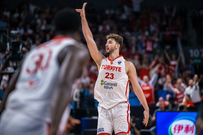 Ya aq 3. Ve 4 çeyrekte 5 sayı öndeyken süre varken boş 3'lük deneyip adamların yakalamasını sağladın iyi hoşsunda bu iki denemende şımarıklıktan geldi yok yere adamlara umut verdin 
#EuroBasket #Türkiye #Almanya #alperenşengün #cedi