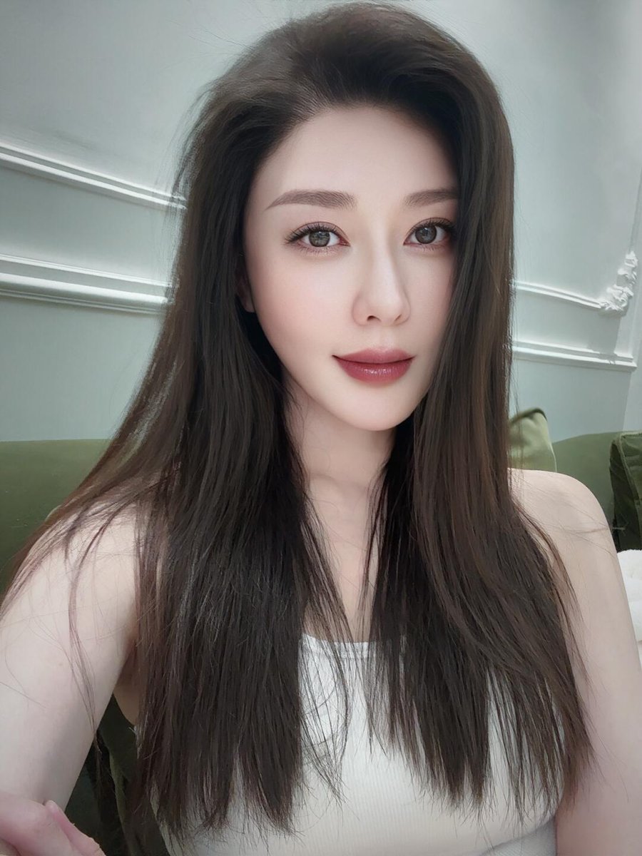 Selfies are not only records, but also a dialogue with myself. In the interweaving of light and shadow, I see my own growth and the unfinished dream.