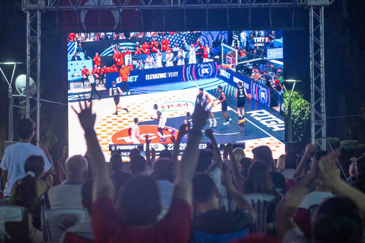 omereskichp's tweet photo. 12 DEV ADAM GURURUMUZ!!! 🥈🇹🇷
EuroBasket 2025 finalinde büyük bir mücadele veren Millilerimiz, turnuvayı gümüş madalya ile tamamladı.
Sahaya yüreklerini koyarak tarih yazan takımımız, Türkiye basketbolunun gururu oldu. 🙏 https://t.co/Jcd111oWU0