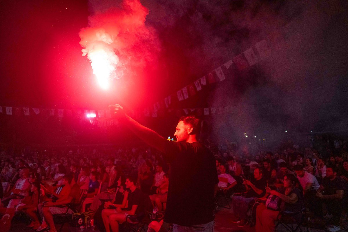 omereskichp's tweet photo. 12 DEV ADAM GURURUMUZ!!! 🥈🇹🇷
EuroBasket 2025 finalinde büyük bir mücadele veren Millilerimiz, turnuvayı gümüş madalya ile tamamladı.
Sahaya yüreklerini koyarak tarih yazan takımımız, Türkiye basketbolunun gururu oldu. 🙏 https://t.co/Jcd111oWU0