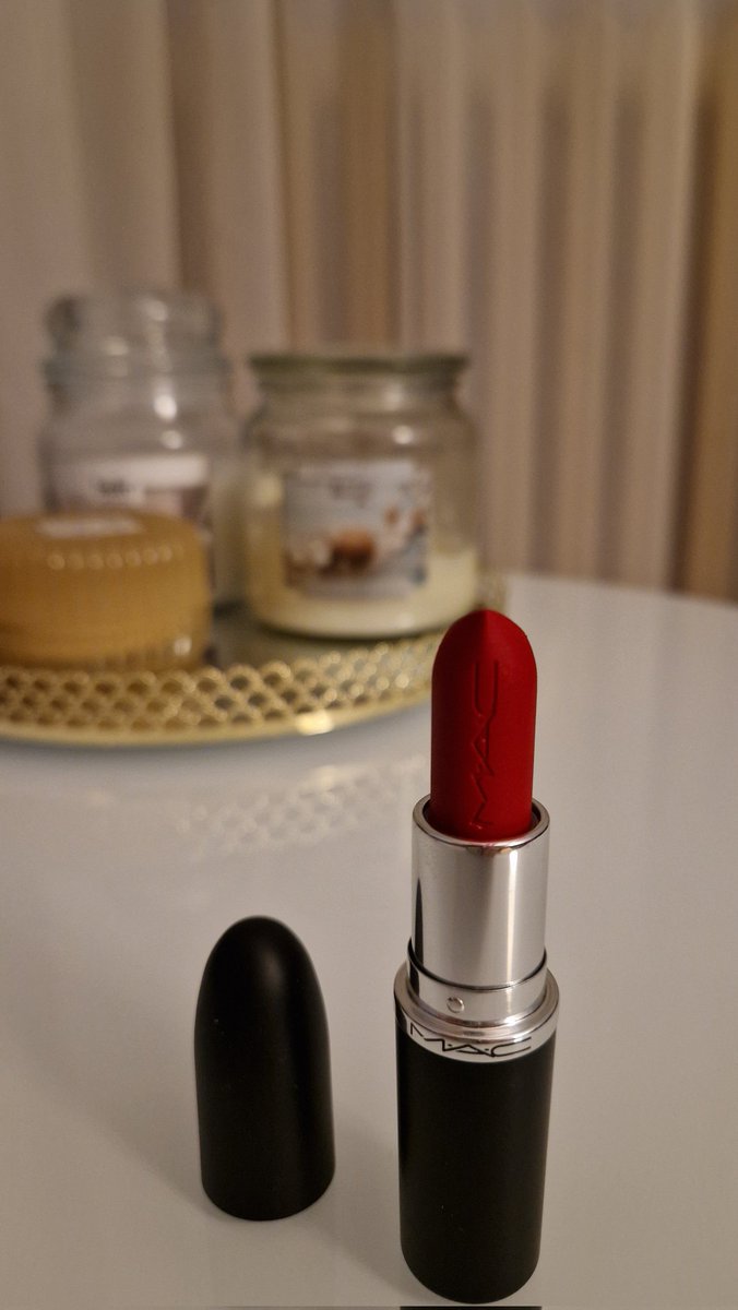 MakaValo's tweet image. Žene ovo savršenstvo vredi svaki dinar.💄
 #rubywoo #maccosmetic