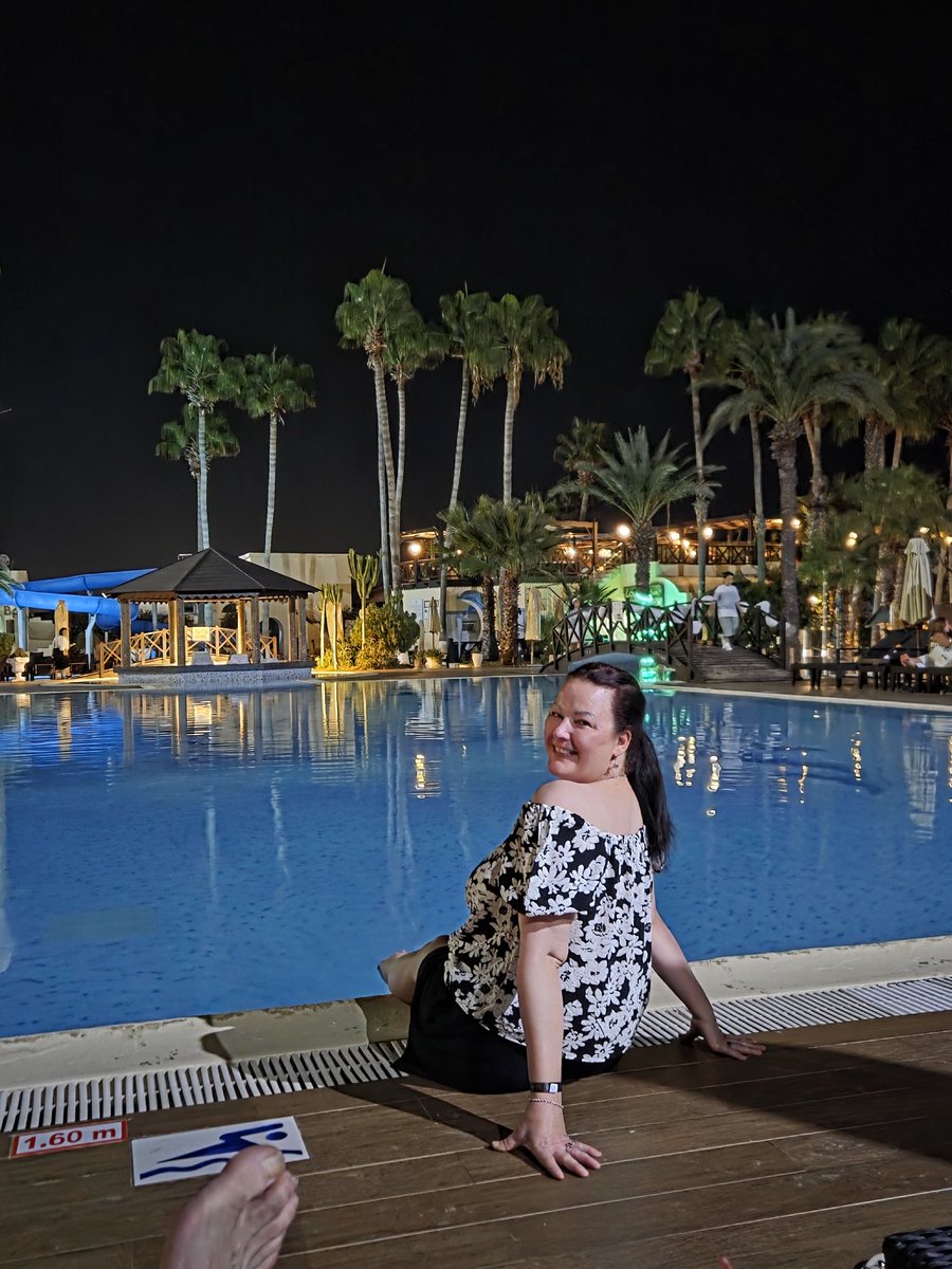 By rhe pool few beers and a couple of cocktails on the go