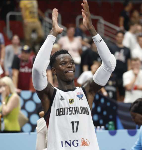 WolfGang71070's tweet image. Gleichzeitig Weltmeister und Europameister in Basketball 🖤❤️💛
Angeführt von einem wahren deutschen Kapitän ! 
#DS17 #DBBTeam 
DENNIS DEUTSCHLAND LIEBT DICH!
#Deutschland