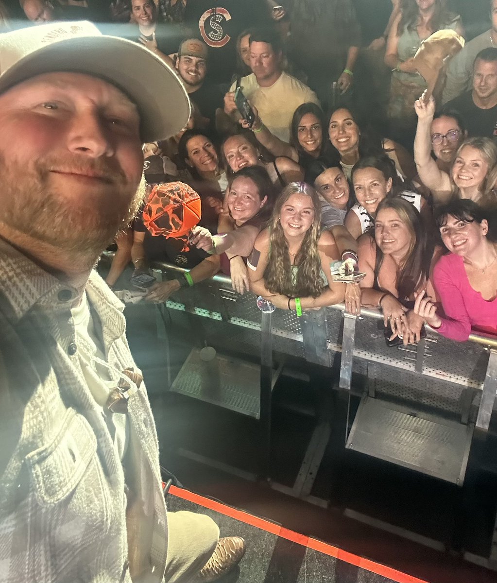 dmsjls03's tweet photo. Thank you for the memories with my daughter🫶🏼We appreciate you allowing us to say hi and congratulate you. That short time at a m&amp;g means so much to us. Forever thankful for this artist and his music🎶♥️@coleswindell https://t.co/MTeR5rA9QU