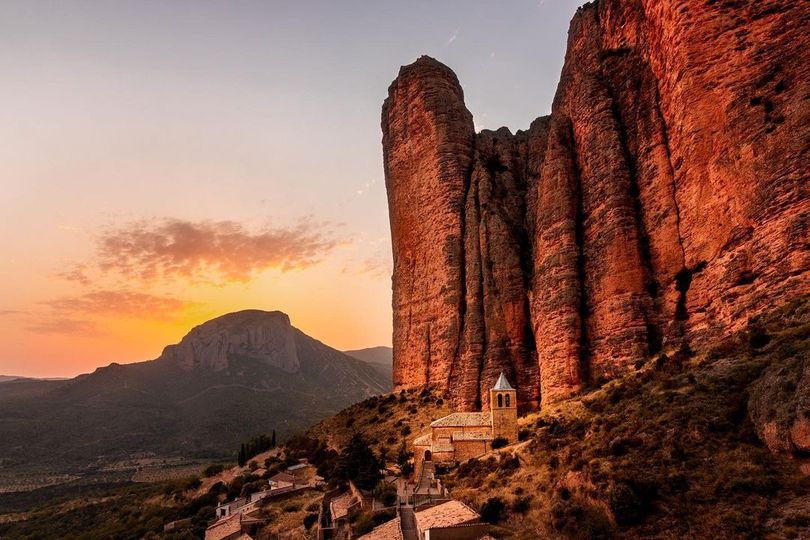 Huesca_LaMagia's tweet photo. #Riglos, un espectacular pueblo custodiado por sus majestuosos ✨ #Mallos, que se viste de magia al caer el sol 🌄. ¡Un espectáculo imperdible! 😊

Foto de https://t.co/VW67wMJPWz https://t.co/7hDKIiuIHN