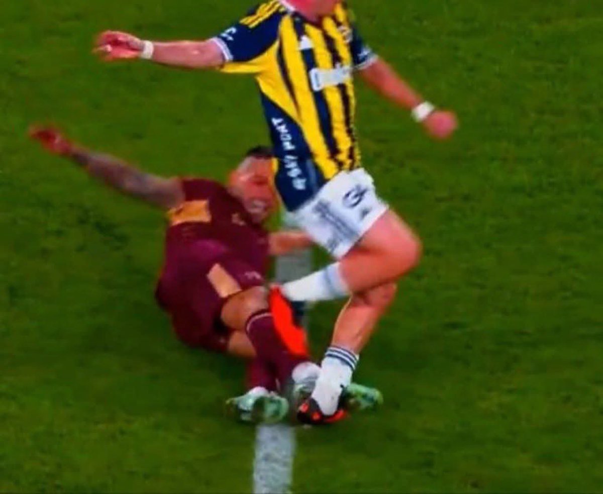 şuna kırmızı kart değil diyen şerefsiz oğlu şerefsizdir. <a href="/GalatasaraySK/">Galatasaray SK</a> <a href="/Trabzonspor/">Trabzonspor</a> <a href="/TFF_Org/">TFF</a> <a href="/Fenerbahce/">Fenerbahçe SK</a>