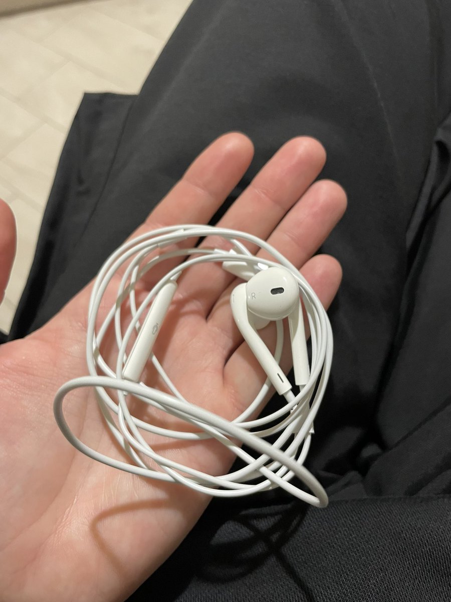 dreamofanton's tweet photo. Вот, абсолютная легенда среди наушников, более удобных, с хорошим звуком и микрофоном я пока не встречал, за 10 то баксов блять!!! https://t.co/WzhtQCVmSq
