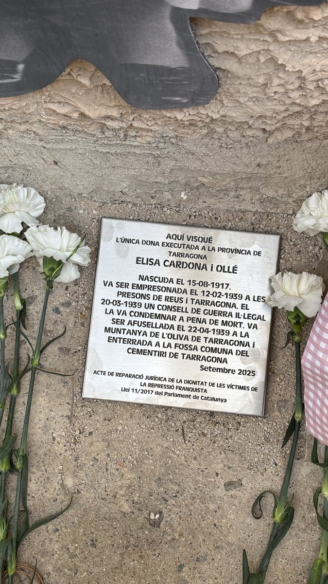 Avui, #Duesaigües ha homenatjat l’Elisa Cardona, l’única dona afusellada a Tarragona durant la repressió franquista. Ell només tenia 21 anys quan la van executar a la Muntanya de l’Oliva. 

👉🏽 diaridetarragona.com/reus/239883/l-…